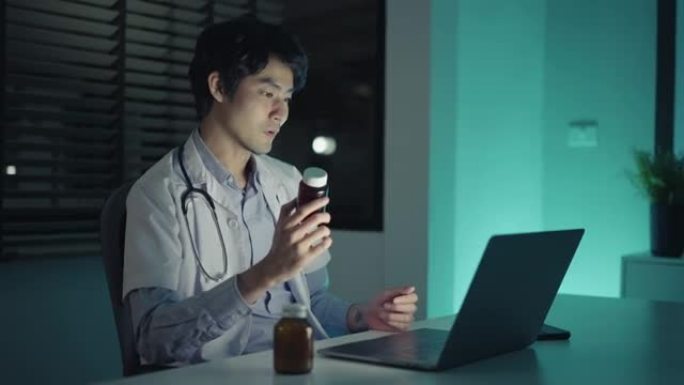 男医生对患者视频通话在线远程开药