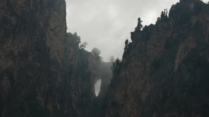 山地户外探险: 充满云彩的戏剧性高山景观