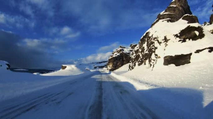 POV汽车在北极行驶: 极端结冰的冬季道路