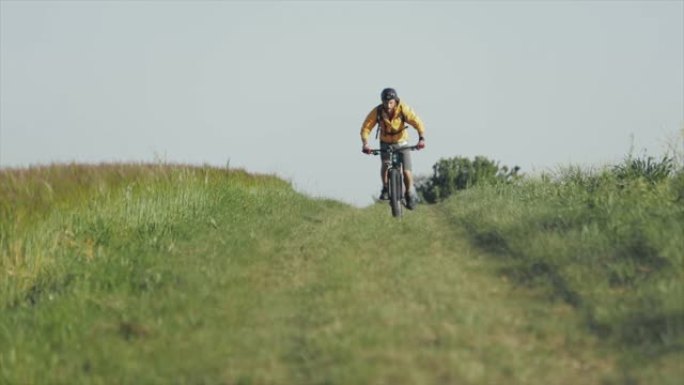 慢动作: 男子山地车自行车骑手