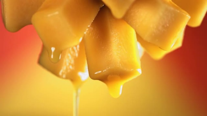 半滑芒果流淌芒果汁，慢动作微距拍摄