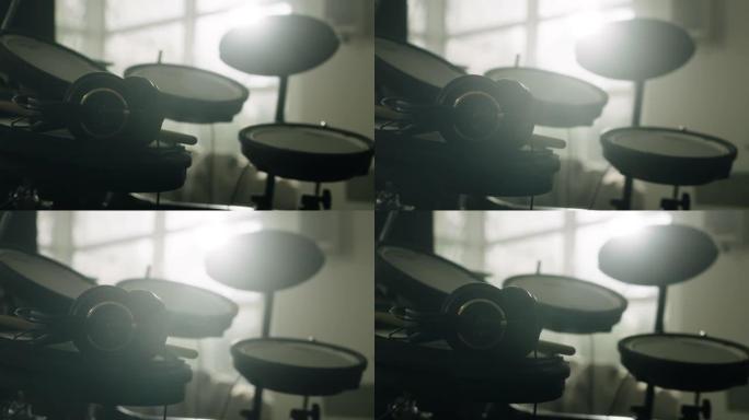 客厅的排练室。电子鼓关闭