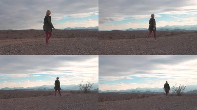 沙漠山脊上的成熟女性徒步旅行者