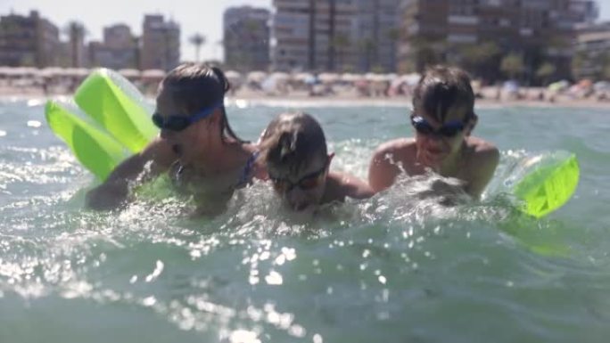 十几岁的孩子在西班牙阿利坎特的海上玩得很开心。