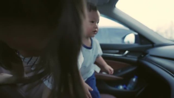 三个孩子在车上的幸福家庭