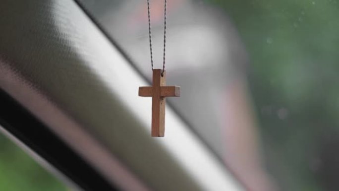 汽车内饰中基督教上帝的宗教十字架象征。安全乘车愿望