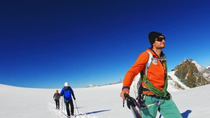 欧洲阿尔卑斯山山坡上的登山者。准备工作。使用专业设备