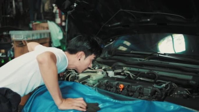 在汽车服务公司修理车辆的机械师