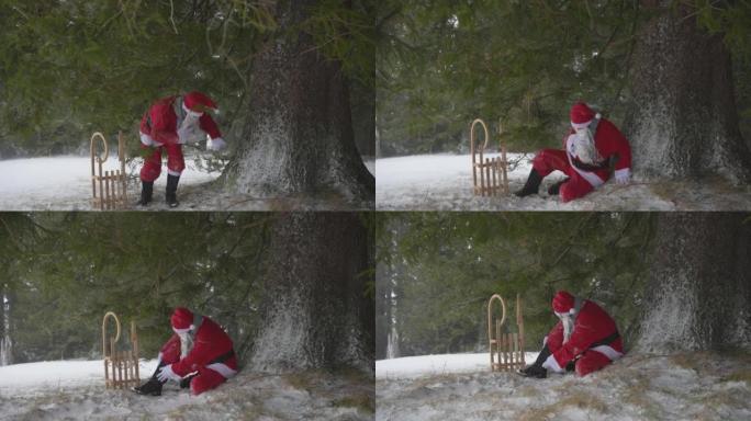 男人打扮成圣诞老人坐在森林里的一棵大树下