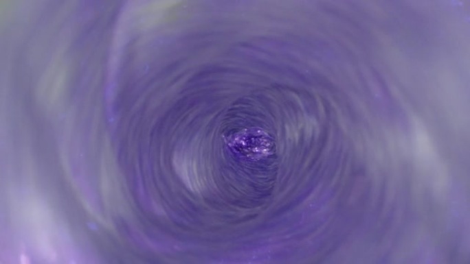 水中的漩涡或漏斗。微距拍摄，慢动作。紫色亮片漩涡