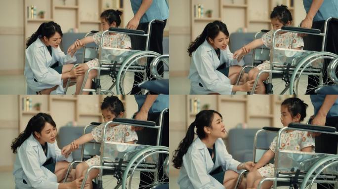 小女孩坐在轮椅上，与骨科医生交谈。