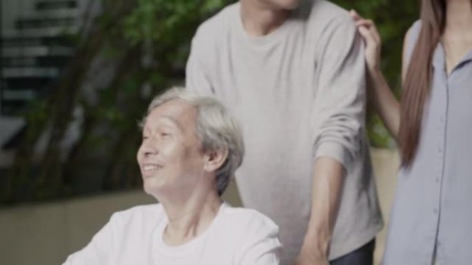 亚洲男女老人坐在轮椅上放松身心的场景，在家中的医疗保健概念