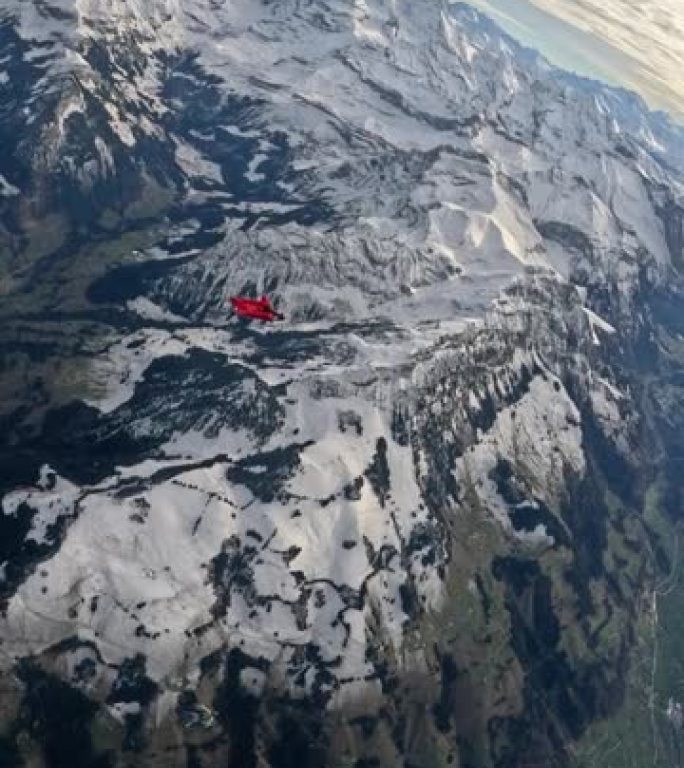 翼服飞行者在瑞士山区景观上空翱翔