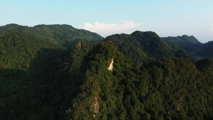 在与中国，亚洲，越南北部接壤的绿色喀斯特山脉的顶部，在曹榜，朝向Lang Son，在夏天，阳光明媚的