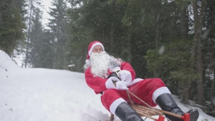 男人打扮成圣诞老人在森林里骑着雪橇