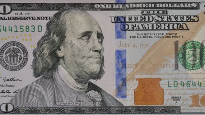 本·富兰克林从100美元钞票上向我们眨眨眼。
