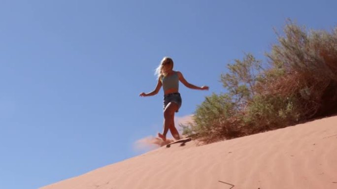 年轻女子在沙漠中奔跑