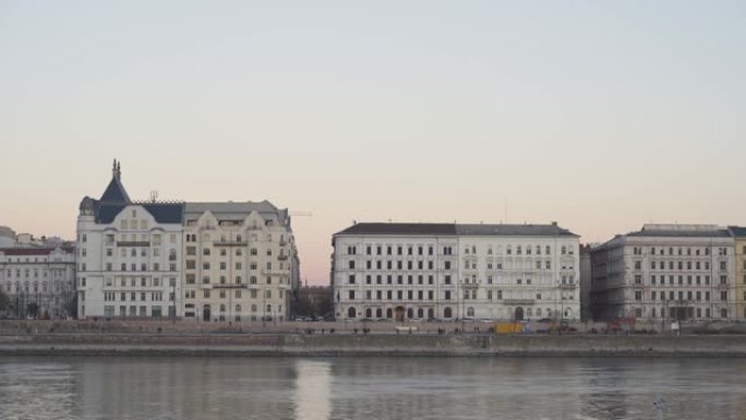 日落时河边建筑物的稳定镜头