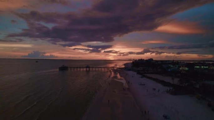 Ft码头的鸟瞰图。日落时佛罗里达州迈尔斯