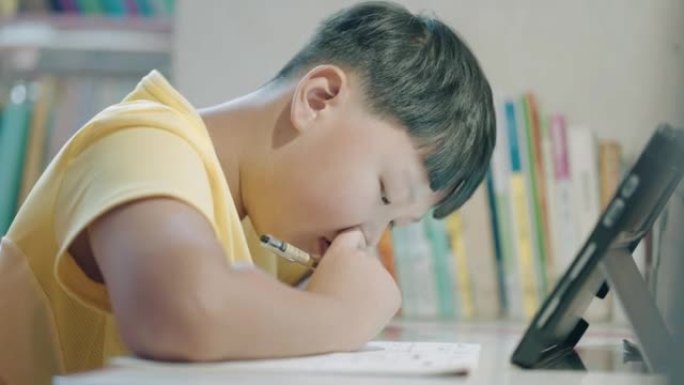 亚洲男孩使用电脑，儿童近视。