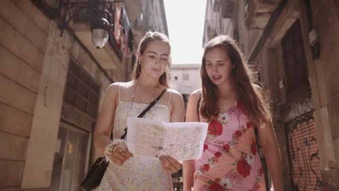 女性朋友游客使用地图绘制在老城区小巷中行走的用户的地图。西班牙巴塞罗那。电影4K