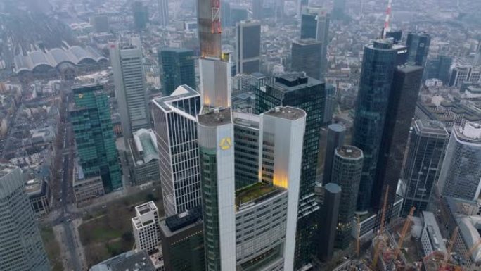 向后拉德国商业银行大厦顶部的照片。向上倾斜显示市区的摩天大楼和朦胧的城市景观。德国美因河畔法兰克福