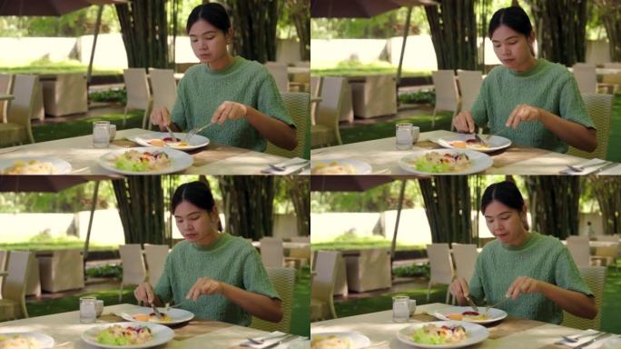 在竹园吃健康早餐的女人。