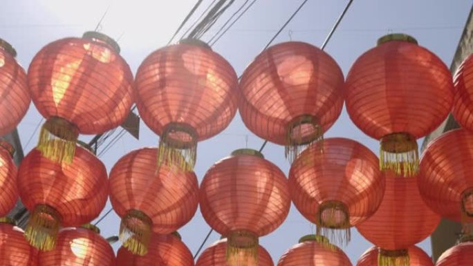 中国的新年灯笼装饰在唐人街的街道上。