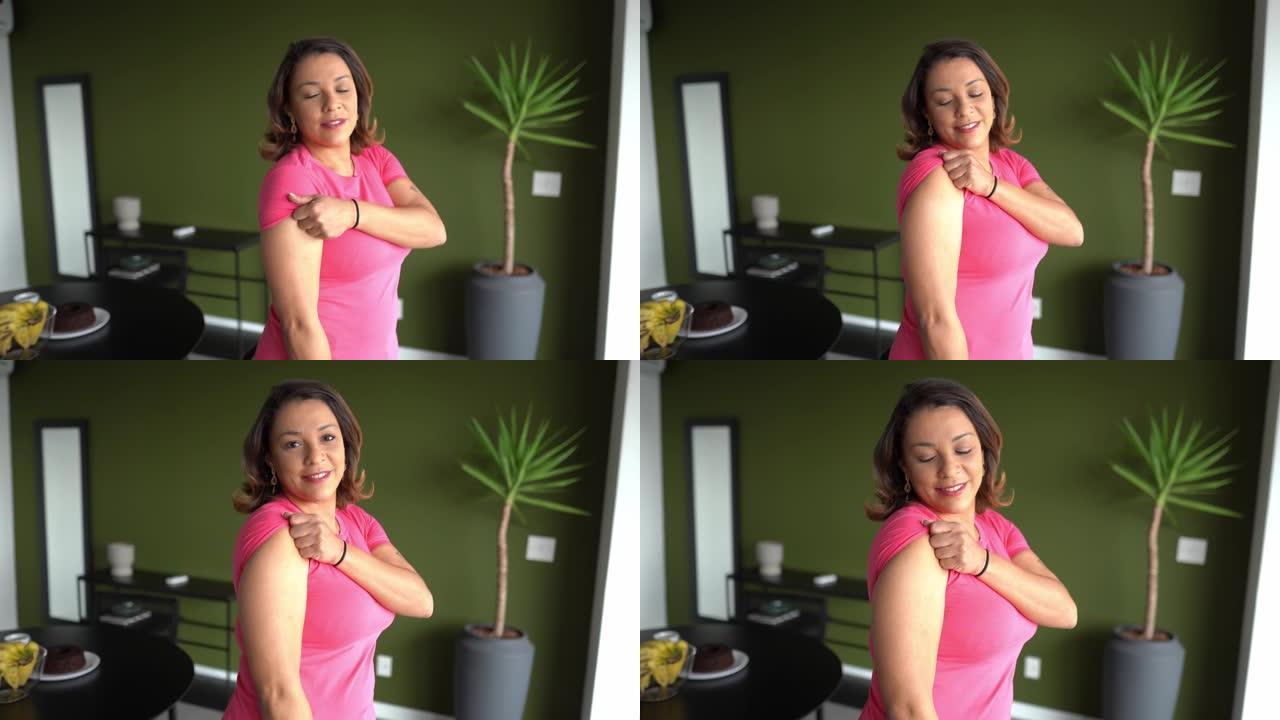 一个快乐的成熟女人的肖像展示手臂接种疫苗