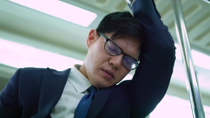 商人睡在火车上
