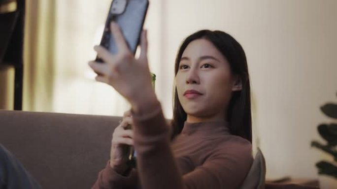 检疫: 亚洲女性智能手机视频通话