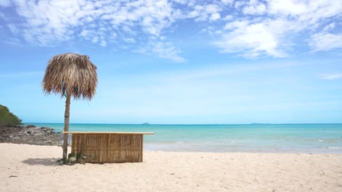 海滩上白天的气氛死了椰子树和竹子制成的桌子在海滩上，没有人。