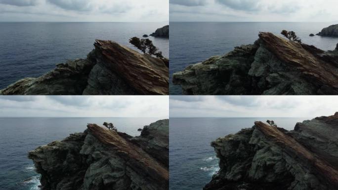 沿海岸线飞行的鸟瞰图