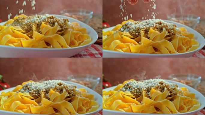 SLO MO奶酪撒在意大利面上，配香蒜酱