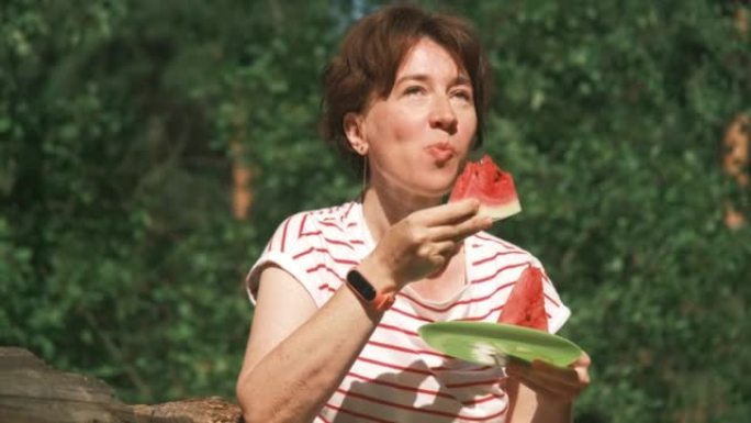 女人在自然公园吃西瓜