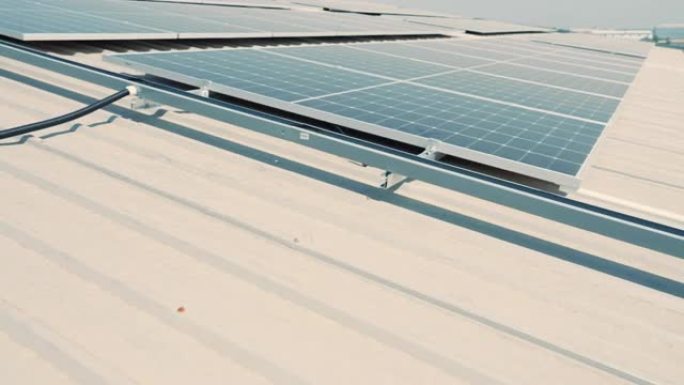 带阳光的太阳能电池板农场 (太阳能电池)