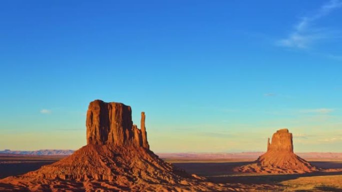 日落时的纪念碑谷。砂岩小山沙漠风景。时间流逝