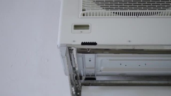 大型空调压缩机挂在墙上。从下到上倾斜镜头。