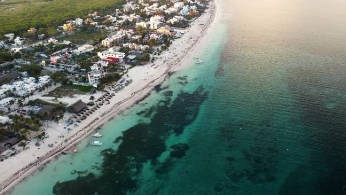 沿海度假小镇和海滩的空中无人机拍摄