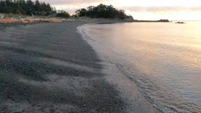 沿着海滩海岸线骑自行车的第一人称视角