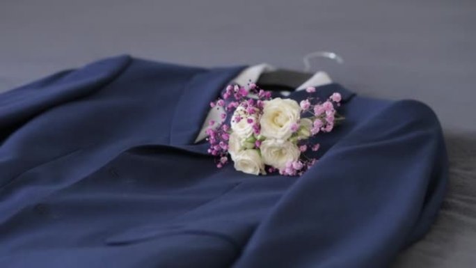 新郎的服装，床上有胸花和婚礼花束