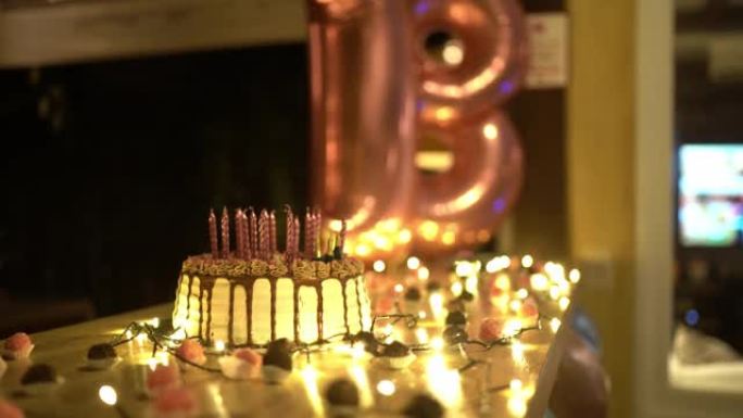 生日聚会柜台上的生日蛋糕