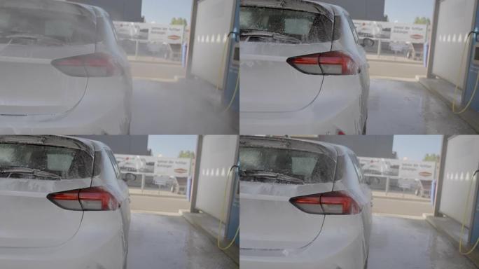 男子在洗车时用肥皂水洗车