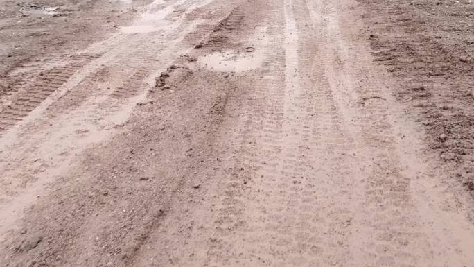 雨泥浆路泥土渣路泥泞道路雨天湿天黄泥土路