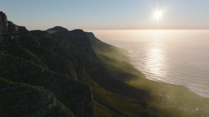 沿海山区风景的美丽照片。向前飞过桌山国家公园。南非开普敦