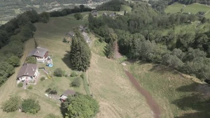 无人机在山腰上空拍摄