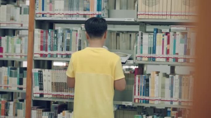 青少年在图书馆阅读