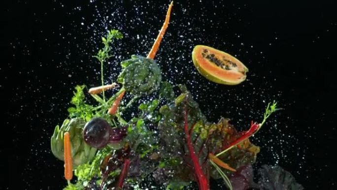 水果和蔬菜在慢动作中飞舞和飞溅。用幻影弹性4k相机拍摄。