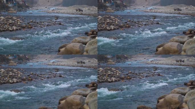 印度喜马al尔邦Manali的Beas河在岩石之间流动的特写镜头。流经喜马拉雅山脉的河流。自然河背景
