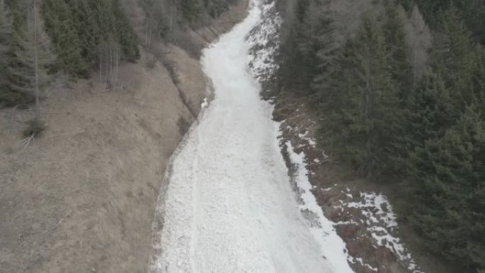 空中无人机拍摄了山区雪崩的后果